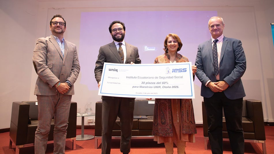 UNIR hizo entrega de 30 becas a IESS. En la foto, Álvaro Ortega Maldonado docente e investigador de UNIR; Edgar Lama, presidente del Consejo Directivo del IESS; Rosalía Arteaga presidenta de UNIR en Ecuador; y Octavio Corral Pazos de Provens, decano de la Facultad de Salud de UNIR.