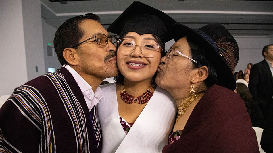 Tras las ceremonias se escenificaron momentos de compartir la felicidad con familiares y amigos