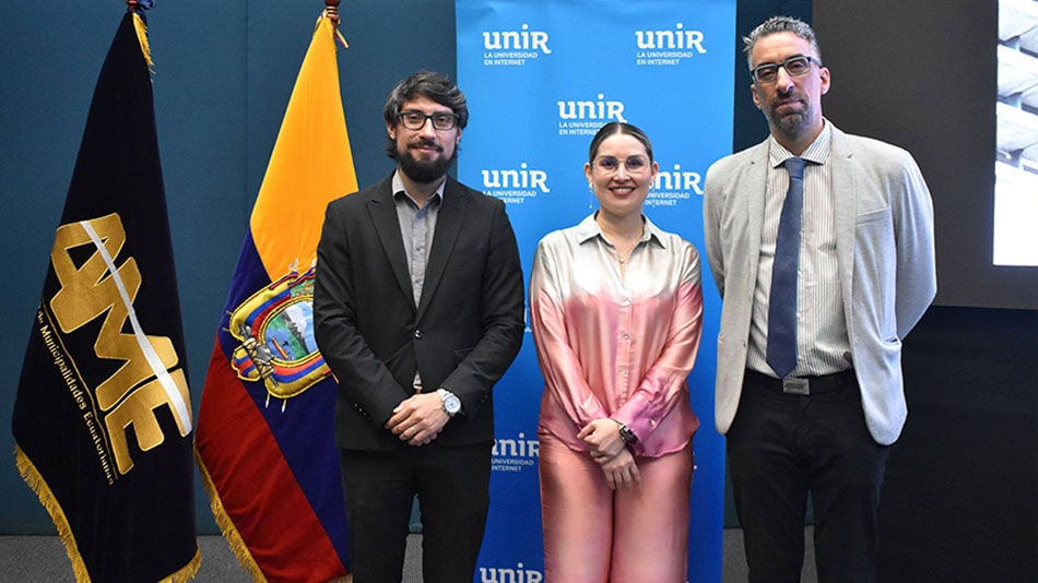 Javier Guarnizo, coordinador de Capacitación Municipal de AME; Mairelis Sánchez, directora de UNIR en Ecuador; y Víctor Pascual Planchuelo, director del área de Ciencias Políticas y Relaciones Internacionales de UNIR, en el acto de entrega de becas a AME.