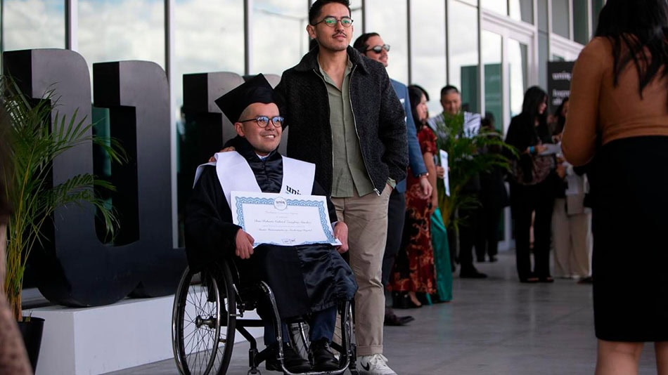 Los egresados celebraron su éxito con familiares y amigos.