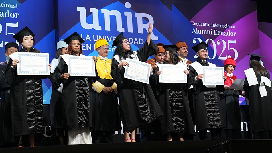 Grupos de hasta 16 alumnos subieron al escenario para recibir el diploma.