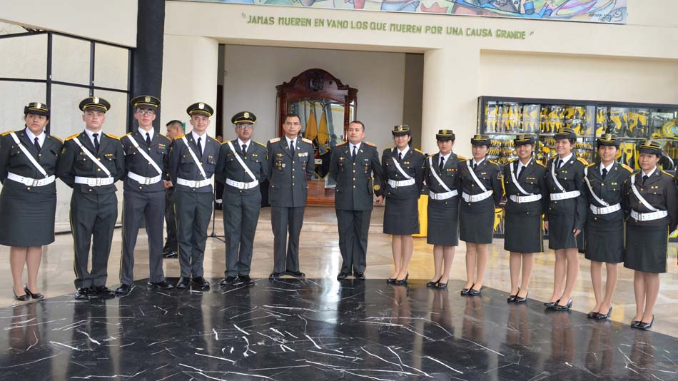 El coronel Cerón (en el centro) hace lustros que forma a los servidores de la patria.