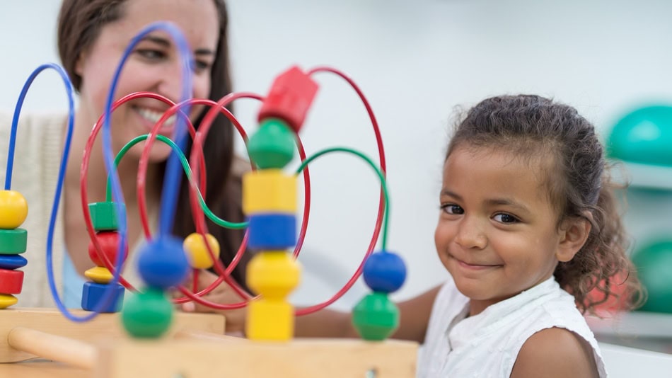 El estilo de aprendizaje kinestésico se distingue porque las personas aprenden mejor al involucrar su cuerpo y sentidos en el proceso educativo