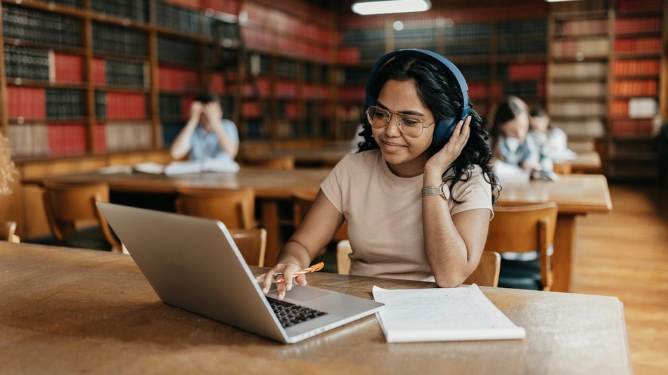 El tiempo de entrega del certificado depende del nivel educativo y del tipo de trámite