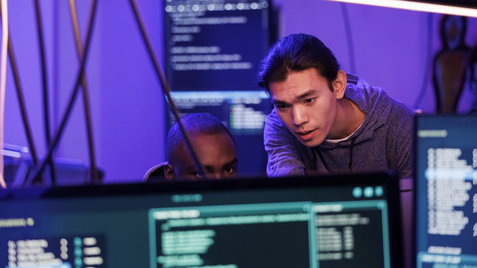 La diferencia entre ingeniería de sistemas y de software se refleja principalmente en el alcance de cada disciplina