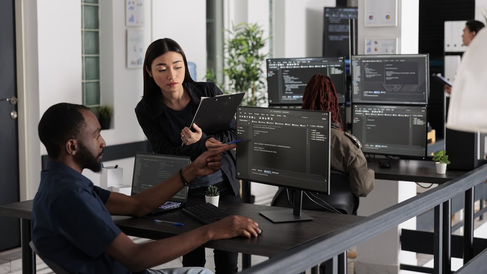 La programación orientada a objetos es un paradigma o modelo de desarrollo que organiza el software en torno a entidades llamadas “objetos”