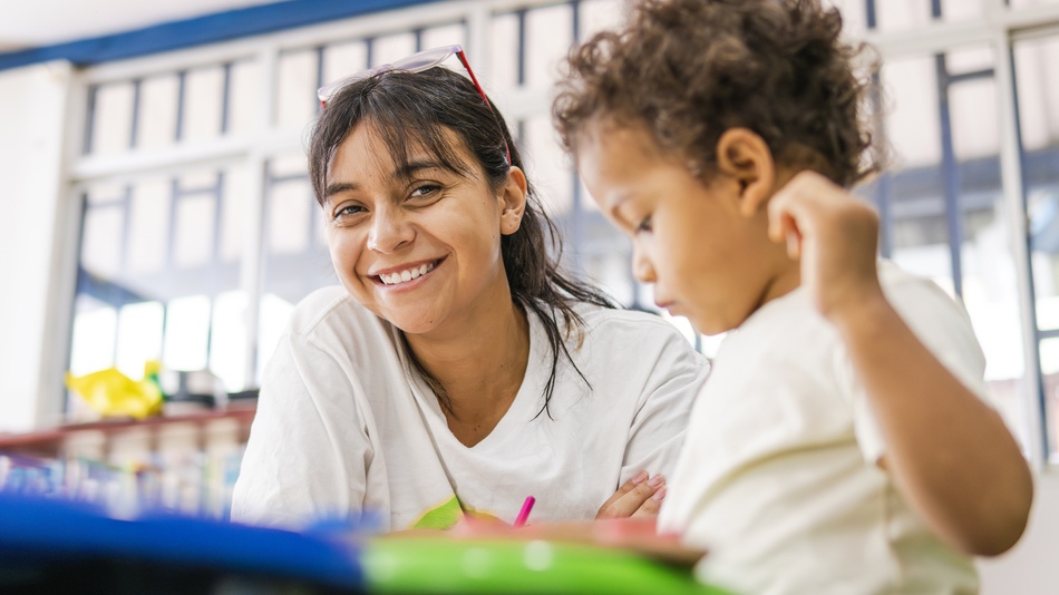 Un pedagogo es el profesional que analiza e “... investiga los factores y participantes significativos (educador y alumno) que afectan el proceso de enseñanza y adquisición de conocimientos”