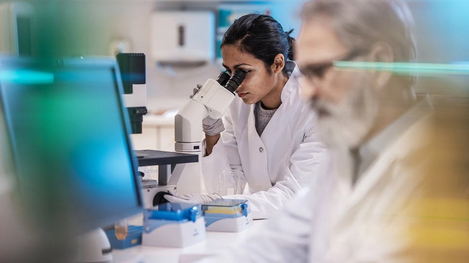 La biotecnología es una ciencia que utiliza organismos vivos, células o sistemas biológicos para desarrollar productos y procesos que mejoran la vida humana