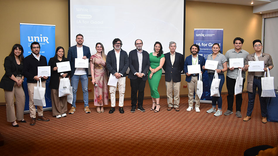 Grupo de ganadores del Hackathon con miembros de UNIR.