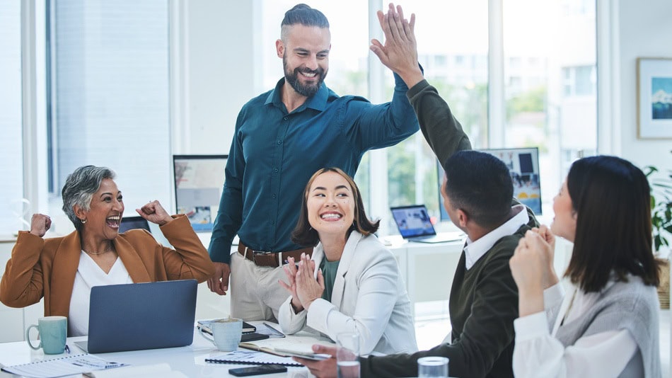 El liderazgo emocional es un estilo de gestión basado en la capacidad de reconocer, comprender y gestionar las emociones propias y ajenas para dirigir de forma efectiva