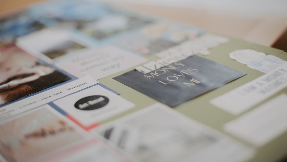 Todos los moodboards comparten el mismo propósito de organizar visualmente ideas y emociones