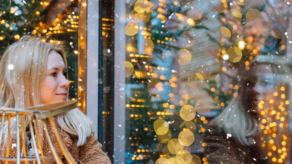 Los tipos de escaparatismo se clasifican según la intención comunicativa, la temporalidad o el concepto detrás del diseño