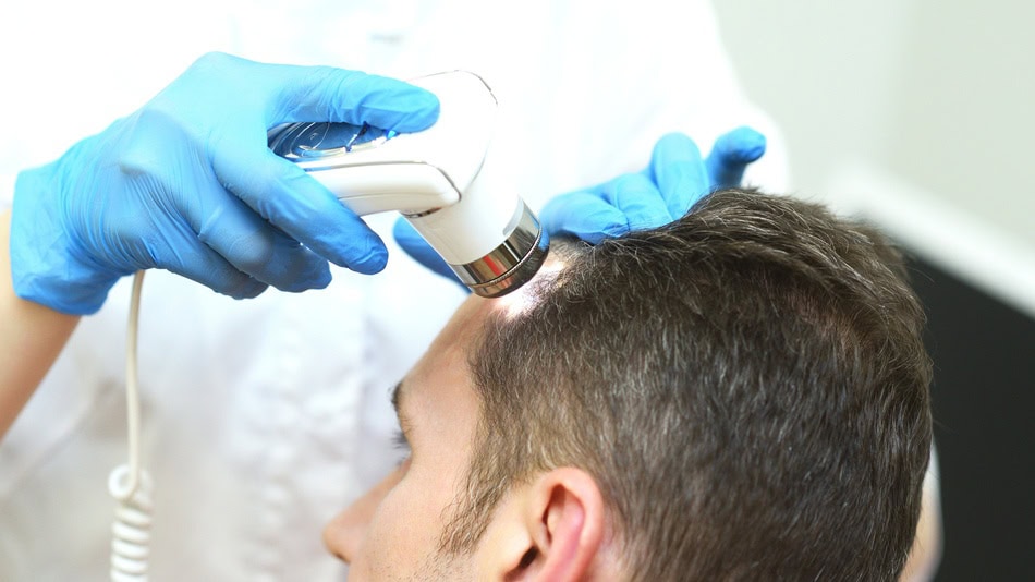 La tricología es la rama de la dermatología dedicada al estudio del cabello y cuero cabelludo, sus funciones, alteraciones y tratamientos