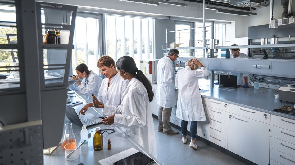 La profesión de técnico de laboratorio es esencial para la ciencia, la medicina y la investigación
