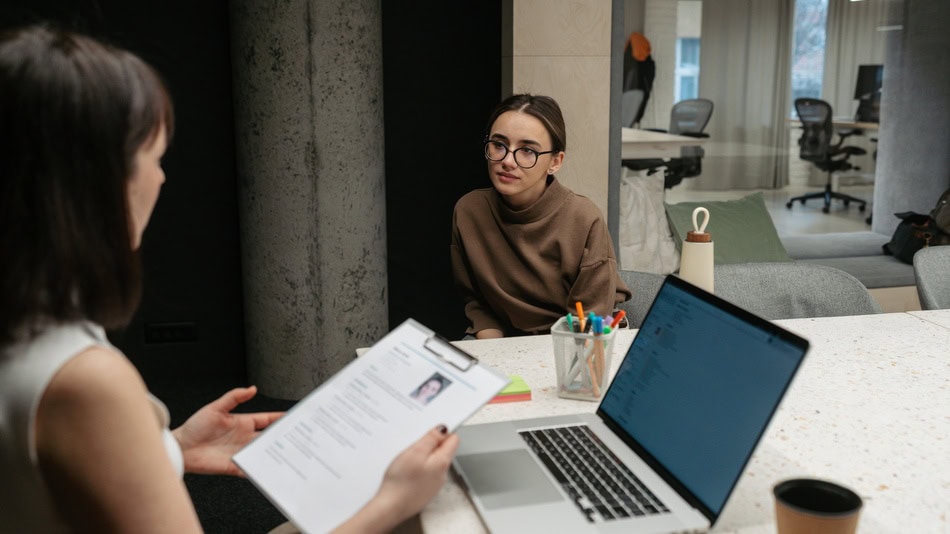 Prepararse correctamente para una entrevista de trabajo significa comprender qué busca el reclutador, cómo destacar entre perfiles similares y conocer la forma adecuada de comunicar tu valor