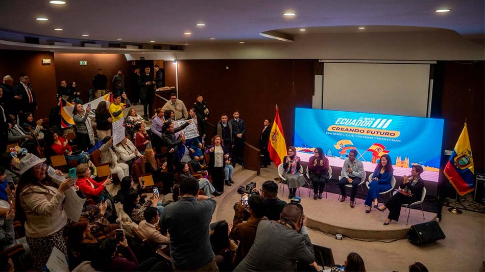 El acto se celebró en el auditorio del Consulado General del Ecuador en Madrid.