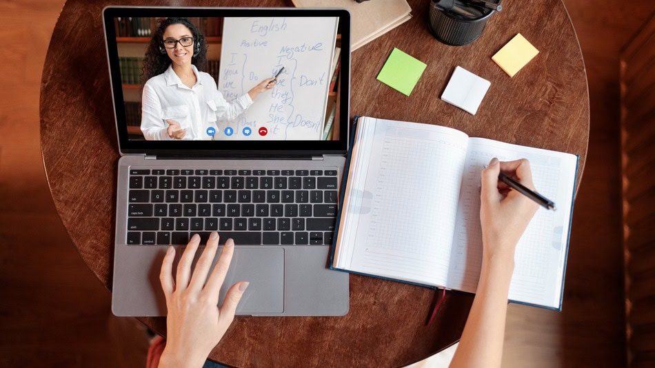 Si tu objetivo es ser profesor online dentro de instituciones públicas, es vital conocer las regulaciones de la LOEI (acrónimo de Ley Orgánica de Educación Intercultural)