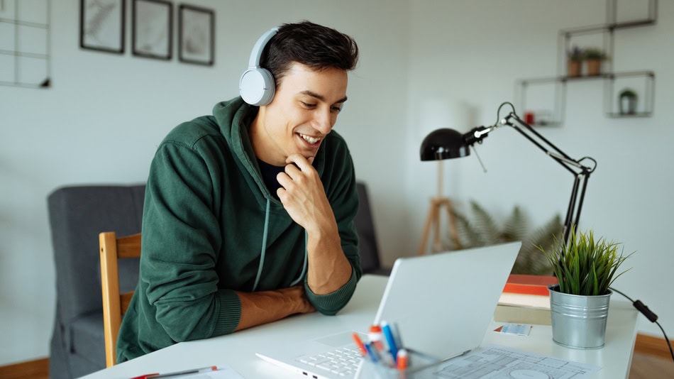 Ser profesor online es una alternativa muy relevante si quieres flexibilidad laboral, conocer nuevas formas de enseñar y la posibilidad de trabajar con estudiantes de distintos países