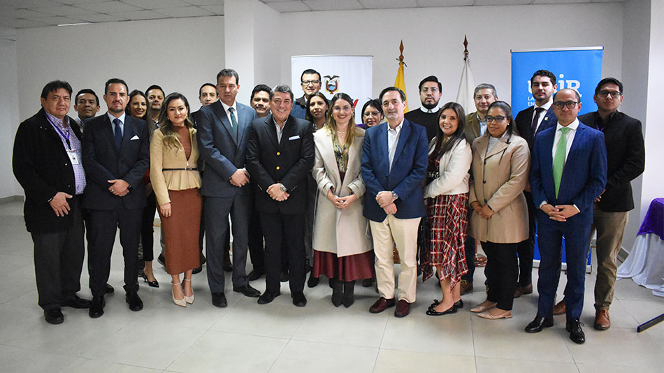 Coordinadores generales, directores nacionales y servidores p&uacute;blicos acompa&ntilde;aron en el acto a los representantes de las partes firmantes.