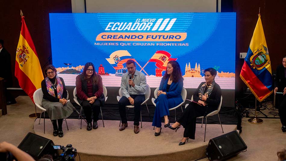 Acompañando al presidente Noboa, de izquierda a derecha, participaron; Wilma Andrade embajadora de Ecuador en España; Pamela Vásquez, investigadora de marketing y analista de datos; Kelly Cuesta, PhD Marketing & Business; y Gabriela Sommerfeld, canciller del Ecuador.