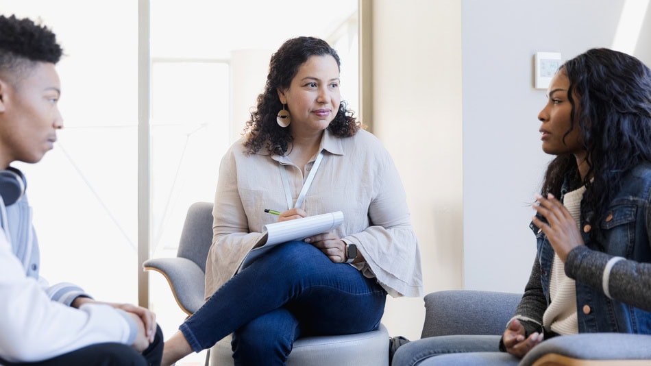 Un orientador escolar es el profesional encargado de acompañar el desarrollo académico, emocional y social de los alumnos