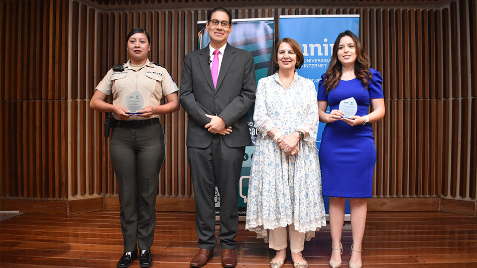 C&eacute;sar Mart&iacute;n y Rosal&iacute;a Arteaga flanqueados por las brillantes alumnas Jessica Quiroga (izquierda de la imagen) y Nicole Levoyer (a la derecha).
