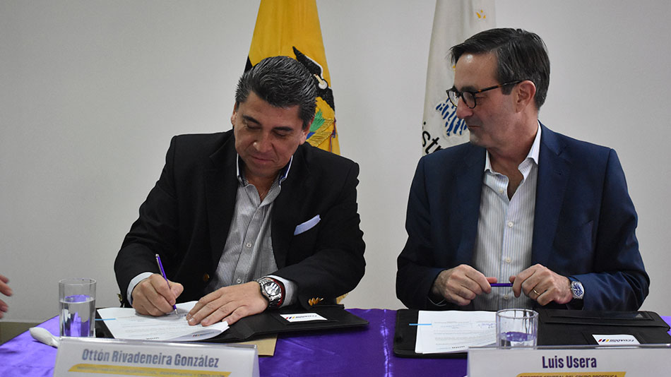 Ot&oacute;n Rivadeneira y Luis Usera firman el acuerdo interinstitucional.