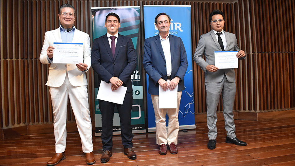 Luis Usera, director general UNIR (segundo por la derecha) hizo entrega de diplomas a algunos becados.