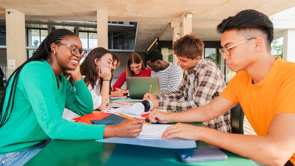 El modelo ERCA se aplica en cómo se desarrolla el aprendizaje en el aula, mientras que las pautas DUA intervienen en el diseño del entorno educativo para que sea accesible