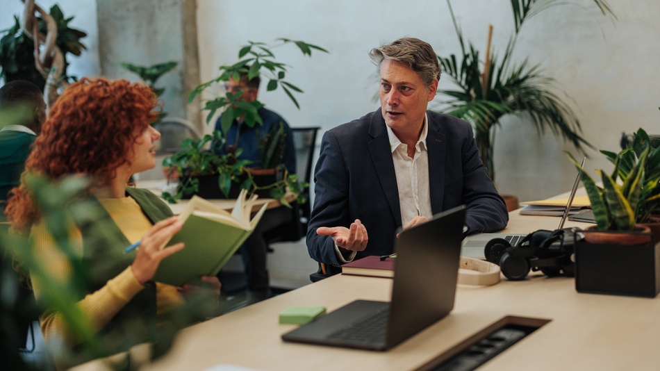 Incorporar a un consultor de sostenibilidad fortalece la capacidad de las organizaciones para anticiparse a los riesgos regulatorios, operativos o reputacionales