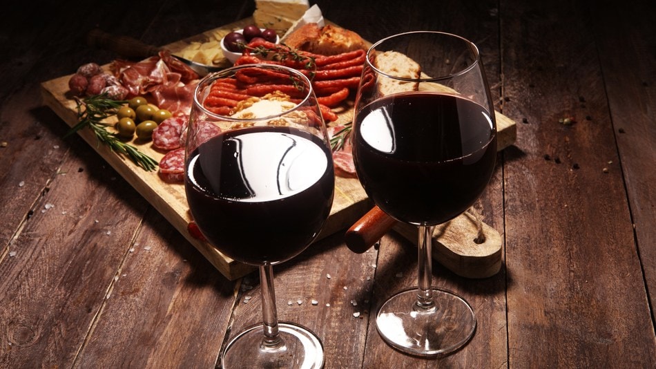Para lograr un buen maridaje de vinos tintos, es fundamental considerar su cuerpo, taninos y acidez en relaci&oacute;n con el plato