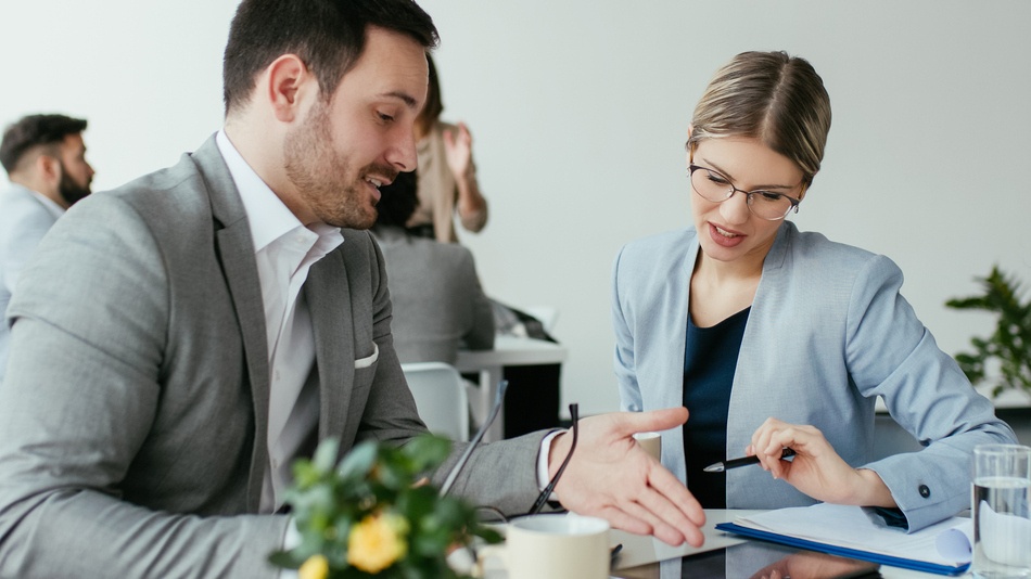Un asesor financiero es el profesional que emplea esas habilidades para ayudar a ordenar las finanzas de sus clientes