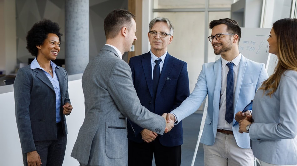 Convertirse en closer implica combinar experiencia práctica con formación en ventas