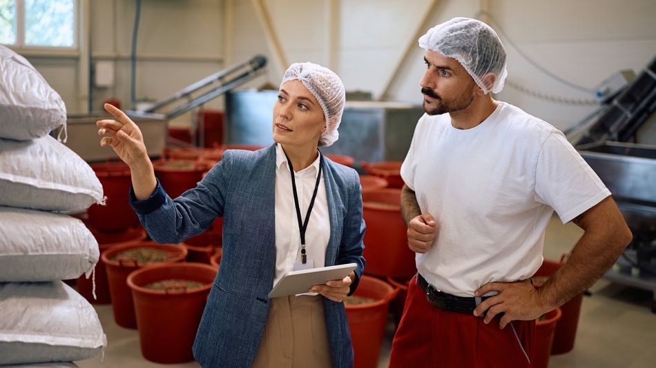 la figura del inspector de calidad alimentaria, un profesional cuya tarea consiste en garantizar que se cumplan los estándares sanitarios y asegurar que lo que se produce, transporta y vende cumpla con la normativa vigente