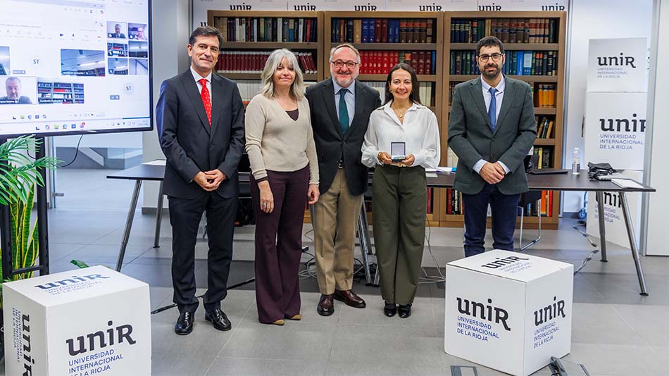 Mar&iacute;a Elena Flores rodeada por miembros del tribunal y el director de su tesis, Manuel Herrera (en el centro de la imagen).