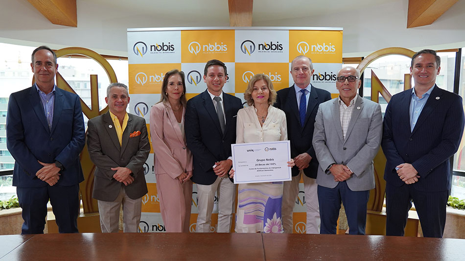 Isabel Noboa y Rafael Guardas entre otros directivos de NHI y UNIR.