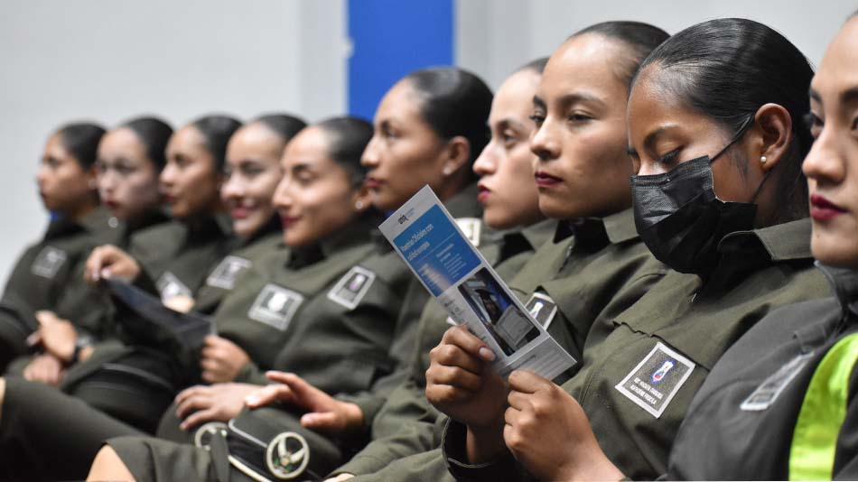 Cadete lee el prospecto informativo de UNIR repartido entre los asistentes.