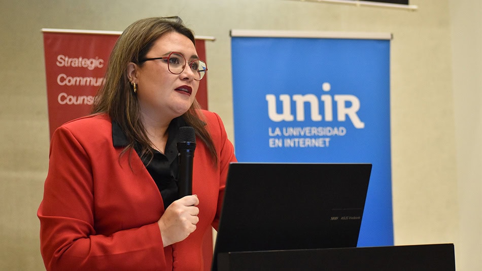 Natasha Caballero Fernández, abogada especialista en Derecho Financiero y Tributario y académica de UNIR, durante su ponencia.