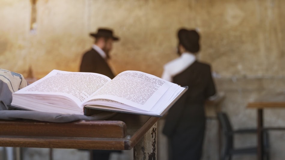 El Pentateuco, término que proviene del griego, significa “cinco rollos”