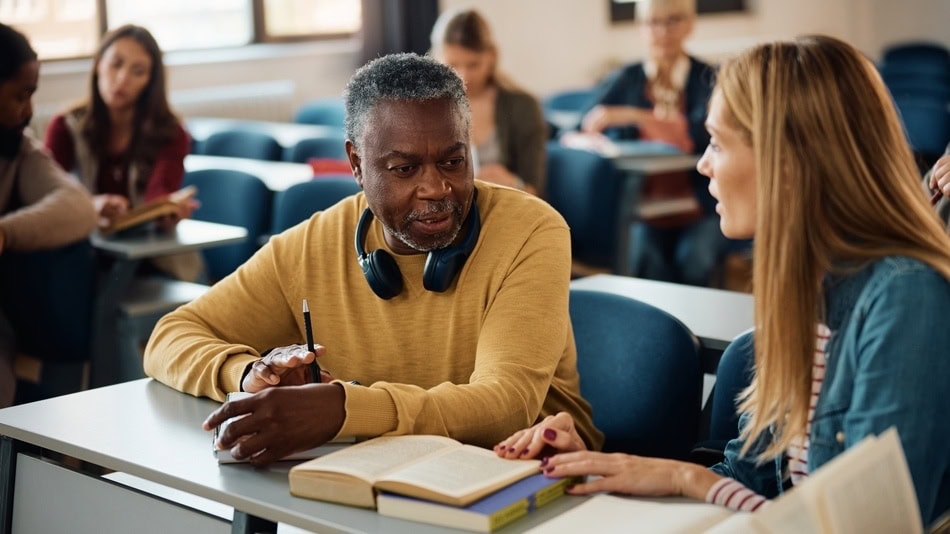 Ante el gran nivel competitivo del mercado laboral actual, probablemente te preguntes qué estudiar después de los 40 para mantenerte actualizado sin perder tiempo, dinero ni energía