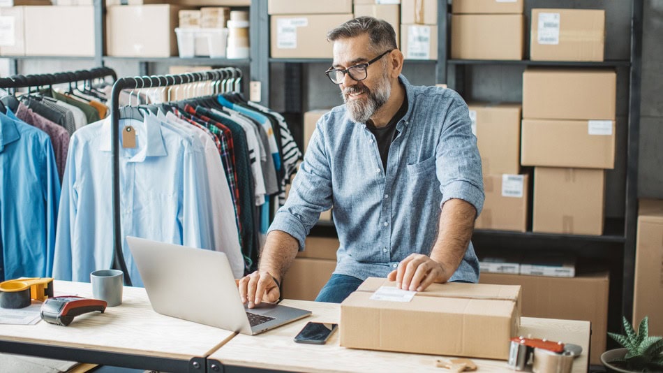 Cada vez que compras en una tienda física, haces un pedido en línea o negocias con un proveedor, estás interactuando con empresas comerciales