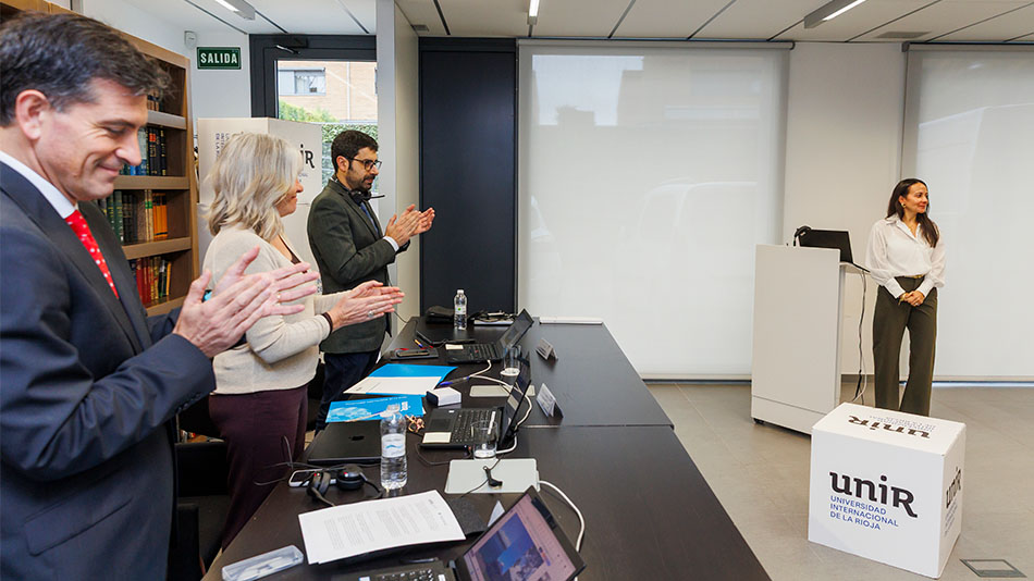 La nueva doctora en Ciencias Sociales recibi&oacute; la m&aacute;s alta calificaci&oacute;n por parte del tribunal.