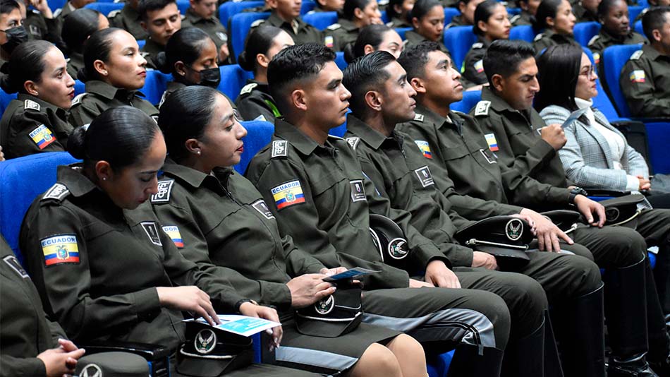 Más de 200 cadetes de la Policía Nacional participaron en el acto de socialización organizado por UNIR.