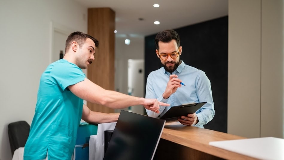 El administrativo en centro de salud es una figura vital para que hospitales, clínicas y centros médicos funcionen de forma organizada