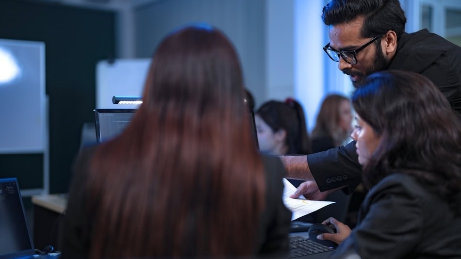 El analista operativo es el profesional encargado de estudiar el funcionamiento de una organización para mejorar su eficiencia