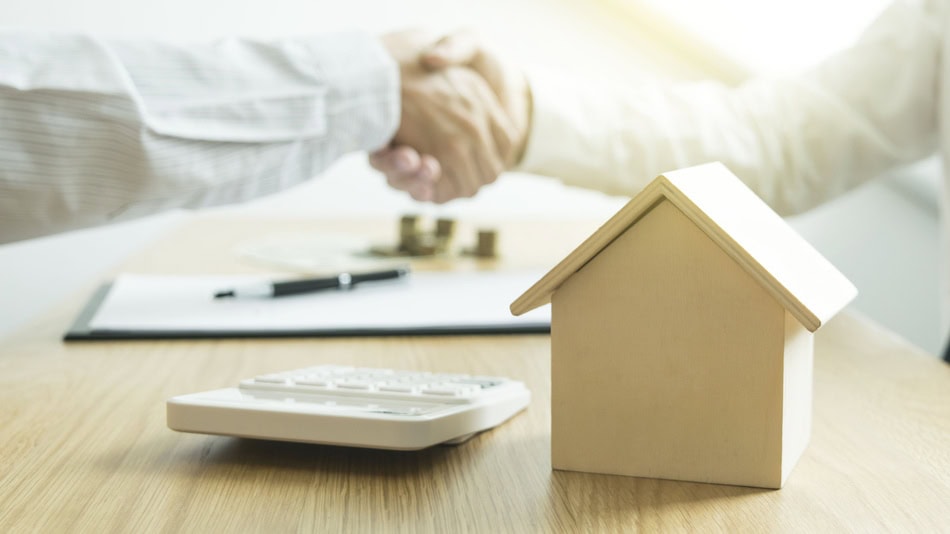 Cuando decides comprar o vender una propiedad, el primer documento que marca el rumbo de la operación es el contrato de arras