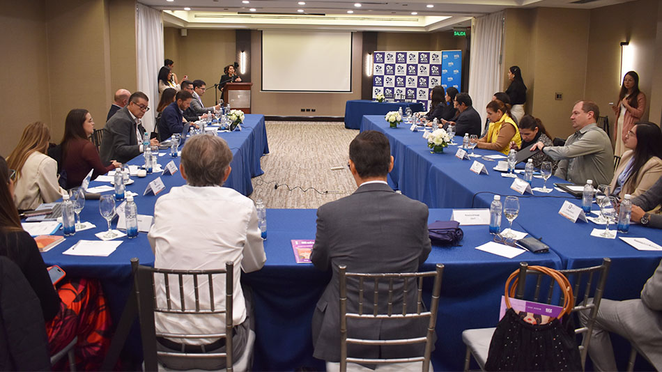 Rosalía Arteaga destacó entre los presentes el protagonismo de UNIR como universidad online líder en formación en español.