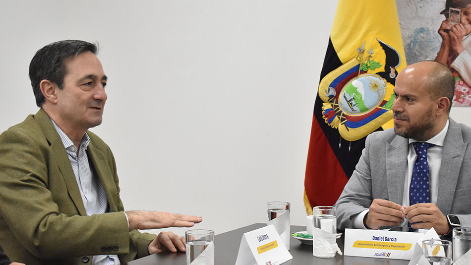 Luis Usera, director general de UNIR, conversa con el viceministro Daniel García.