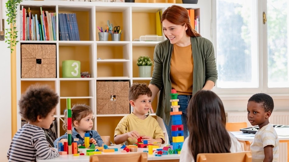 Maestro, profesor y docente: aunque los tres t&eacute;rminos se relacionan con la ense&ntilde;anza, existen diferencias relevantes en su uso y significado