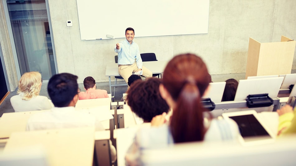 En el ámbito educativo es común usar los términos maestro, profesor y docente de manera similar